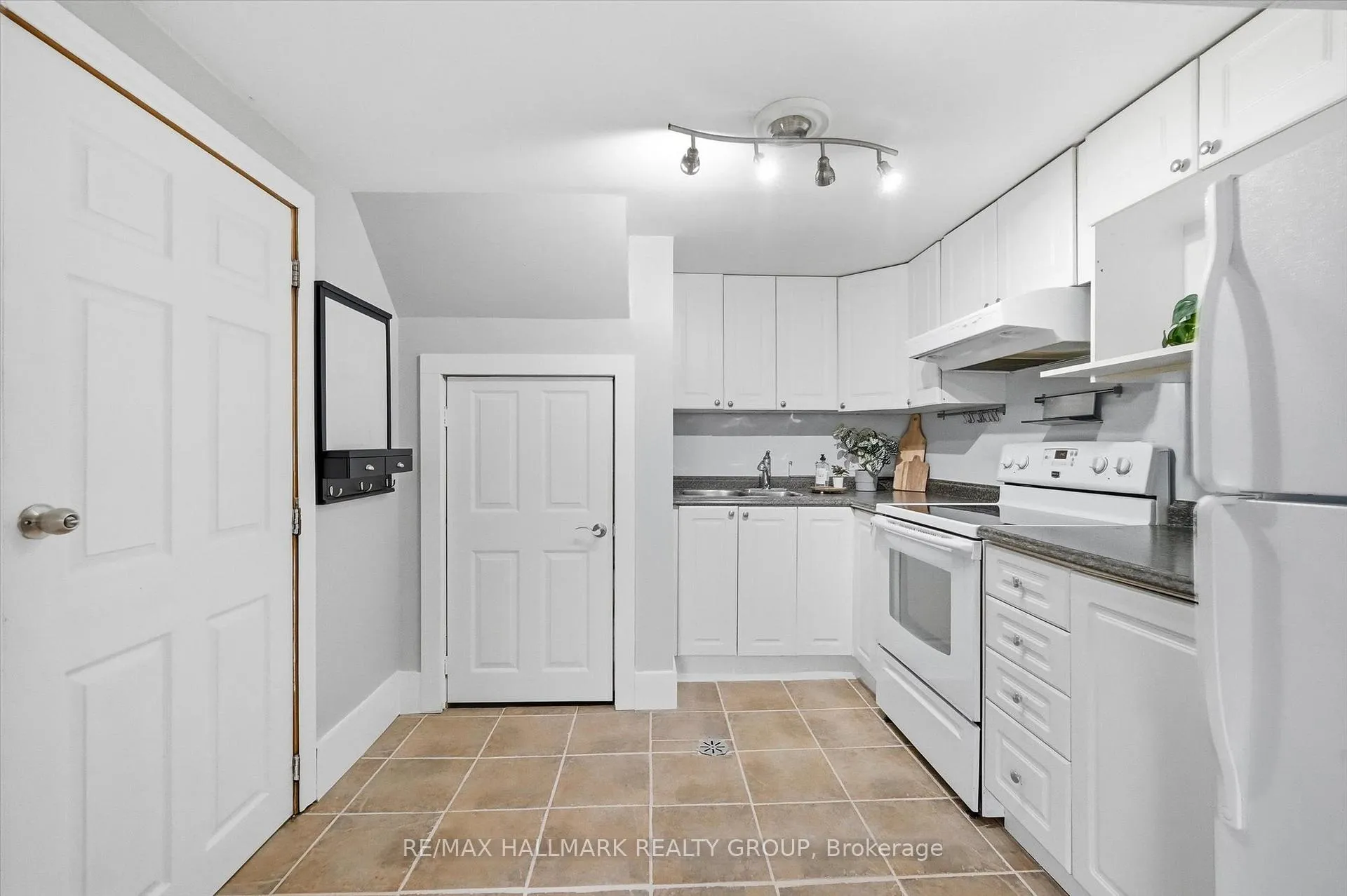 Photo 11 of 26 Florette Street, Ottawa, Cardinal Heights — HOMEH