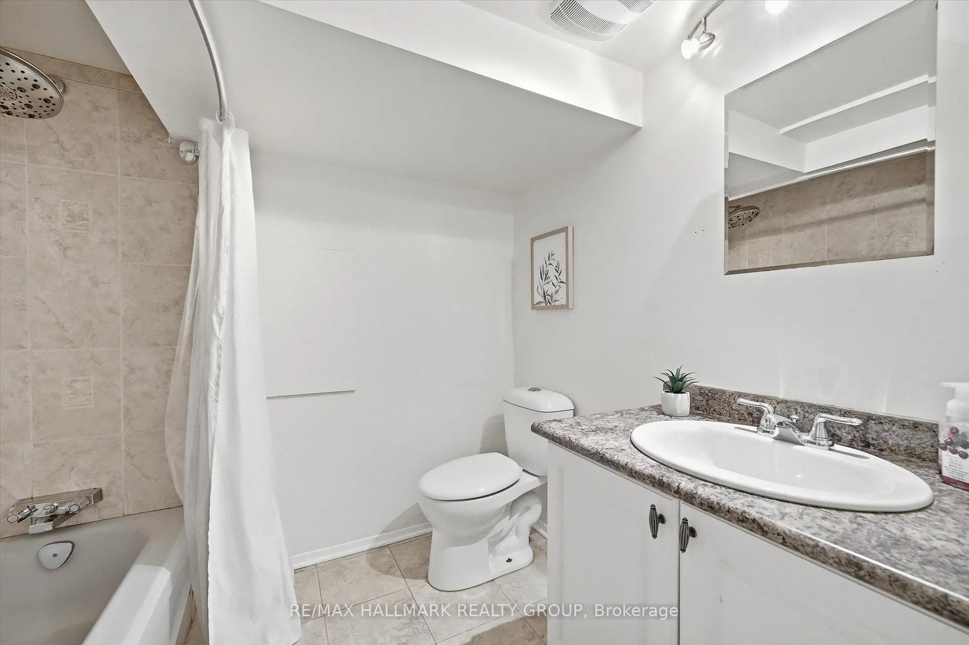 Photo 15 of 26 Florette Street, Ottawa, Cardinal Heights — HOMEH