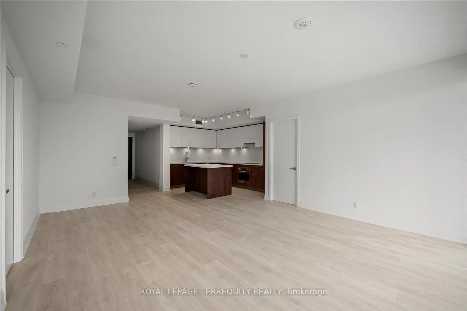 Photo 3 of Unit 1406, 33 Frederick Todd Way, Toronto, Thorncliffe Park — HOMEH