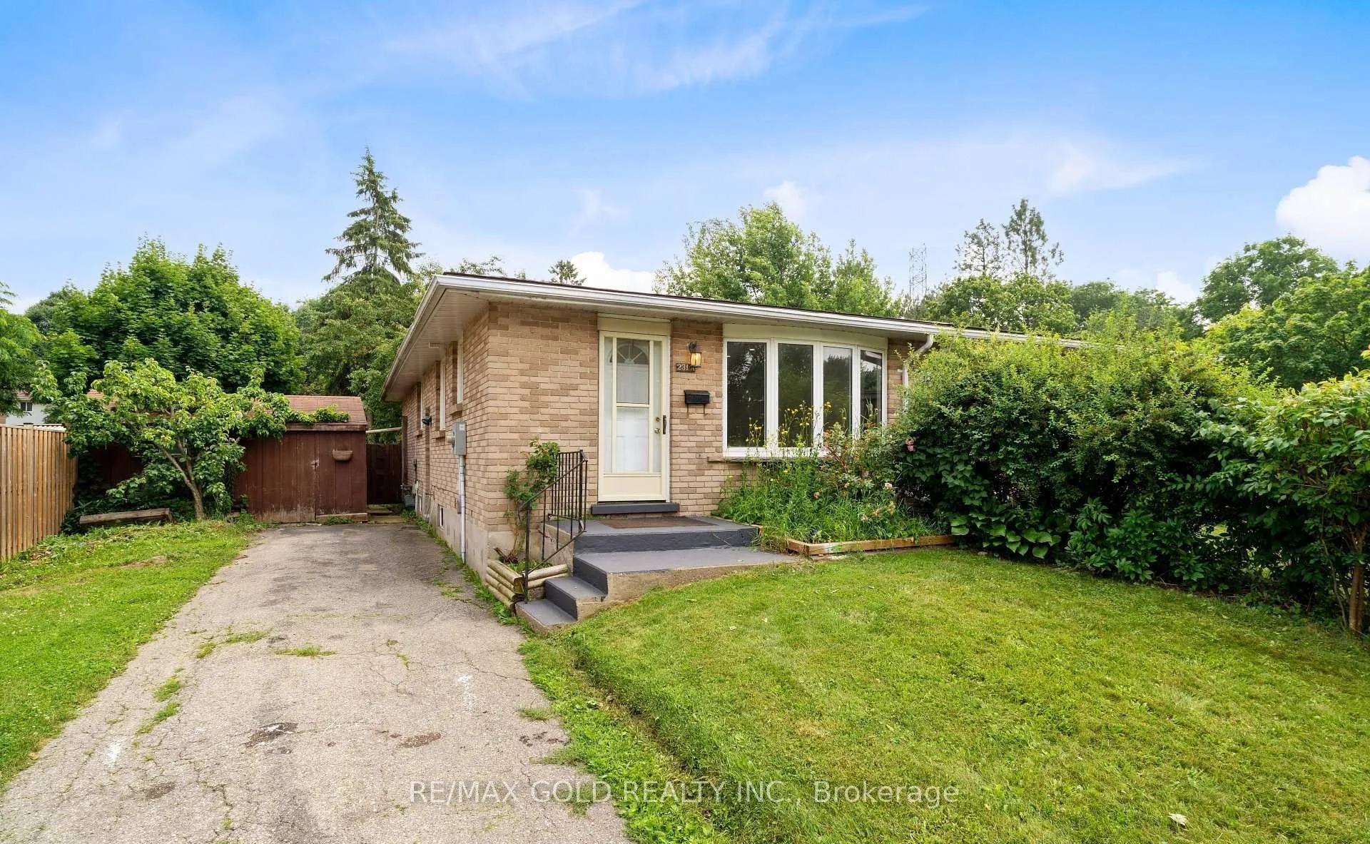 Front of 231A Cedarbrae Avenue