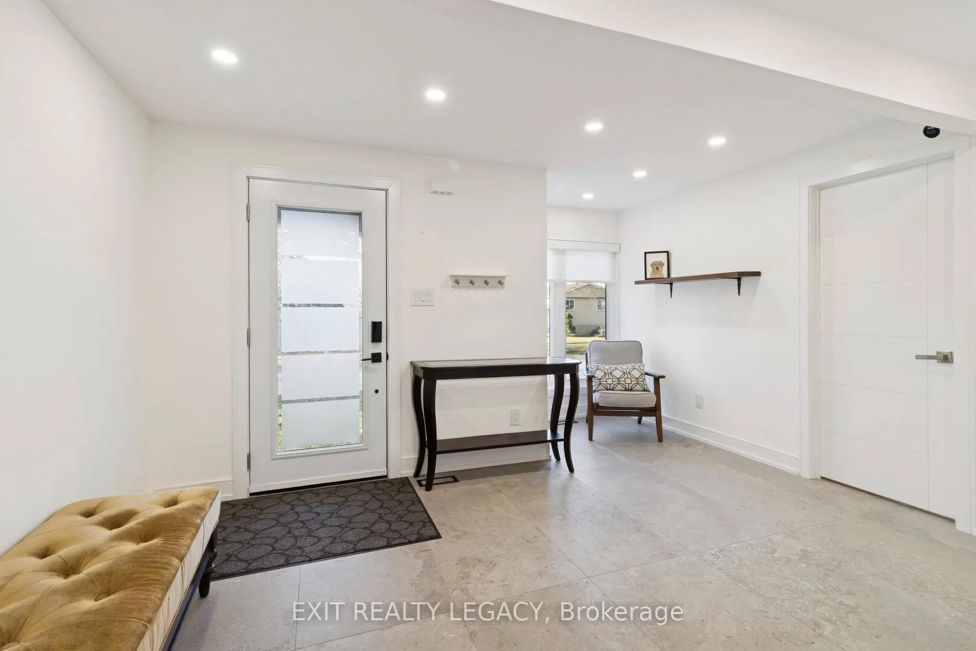 Photo 2 of 4 Oak Court, Aurora, Aurora Village — HOMEH