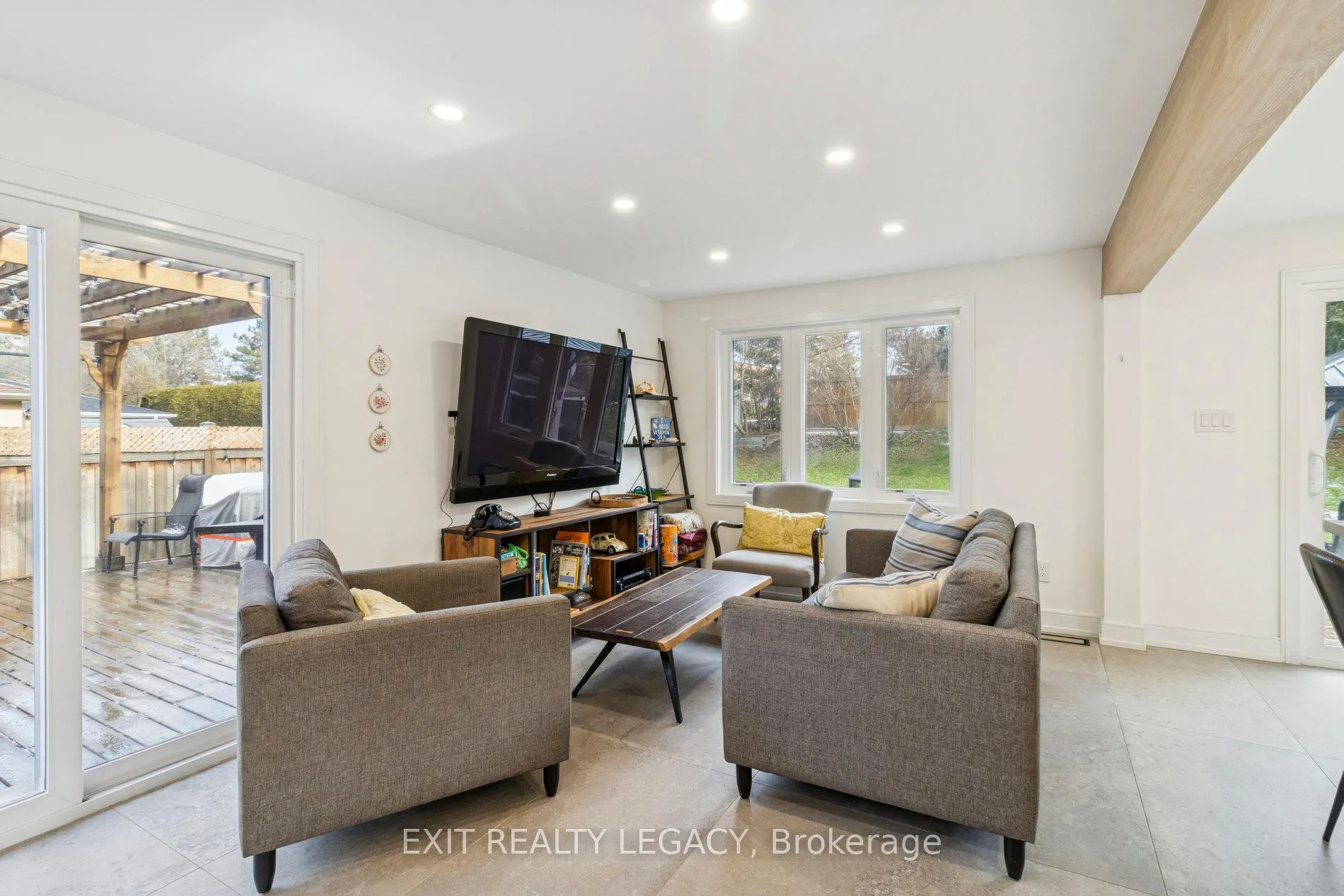 Photo 7 of 4 Oak Court, Aurora, Aurora Village — HOMEH