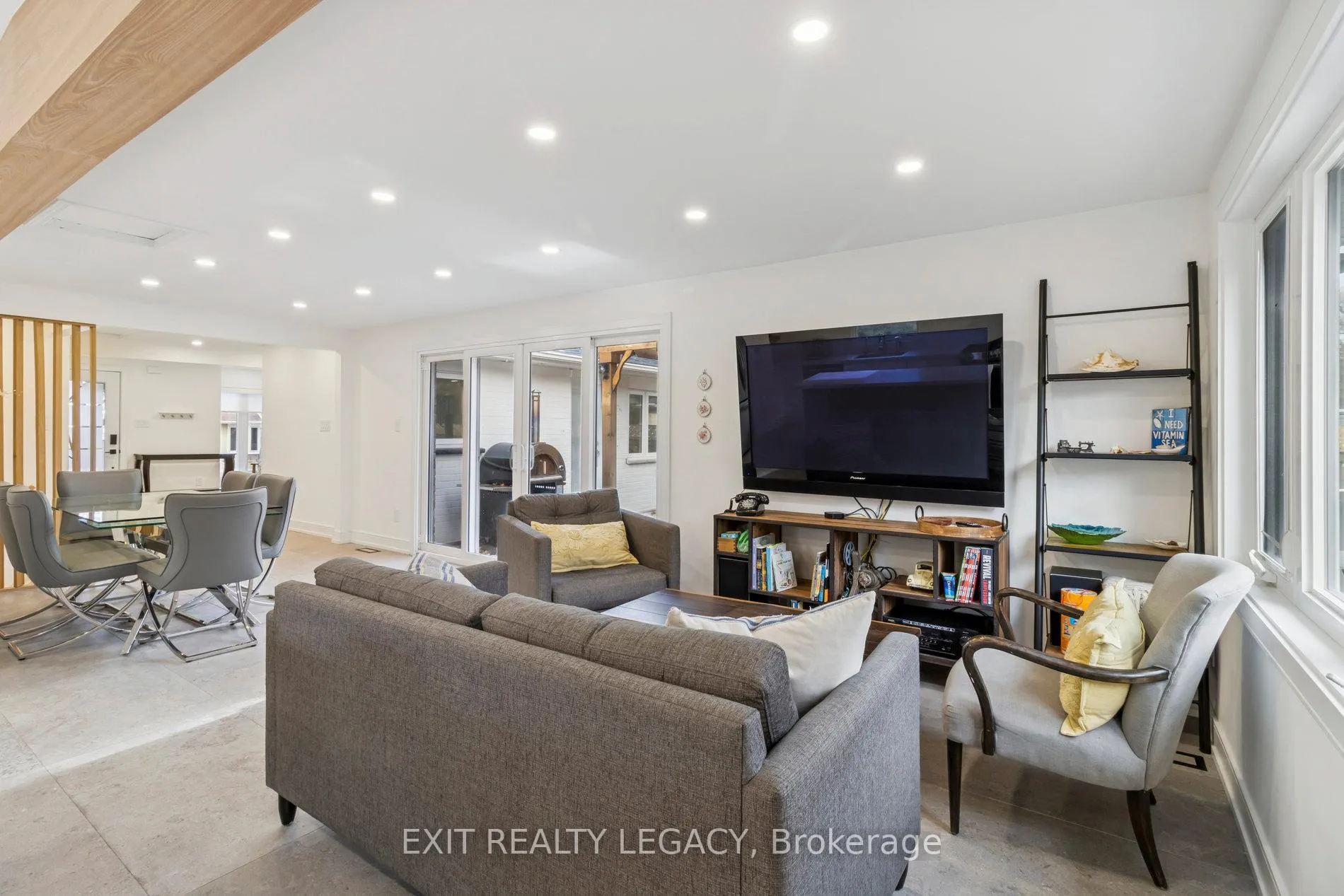 Photo 8 of 4 Oak Court, Aurora, Aurora Village — HOMEH