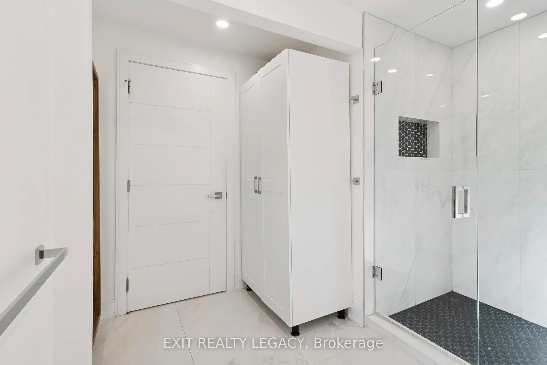 Photo 16 of 4 Oak Court, Aurora, Aurora Village — HOMEH