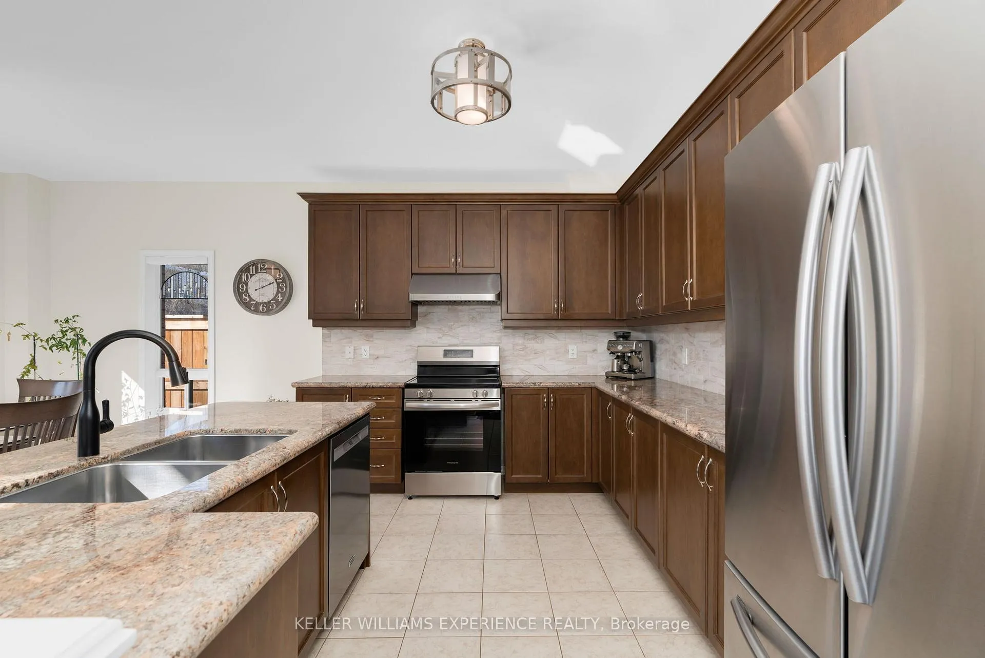 Photo 5 of 14 Charlemagne Avenue, Barrie, Innis-Shore — HOMEH