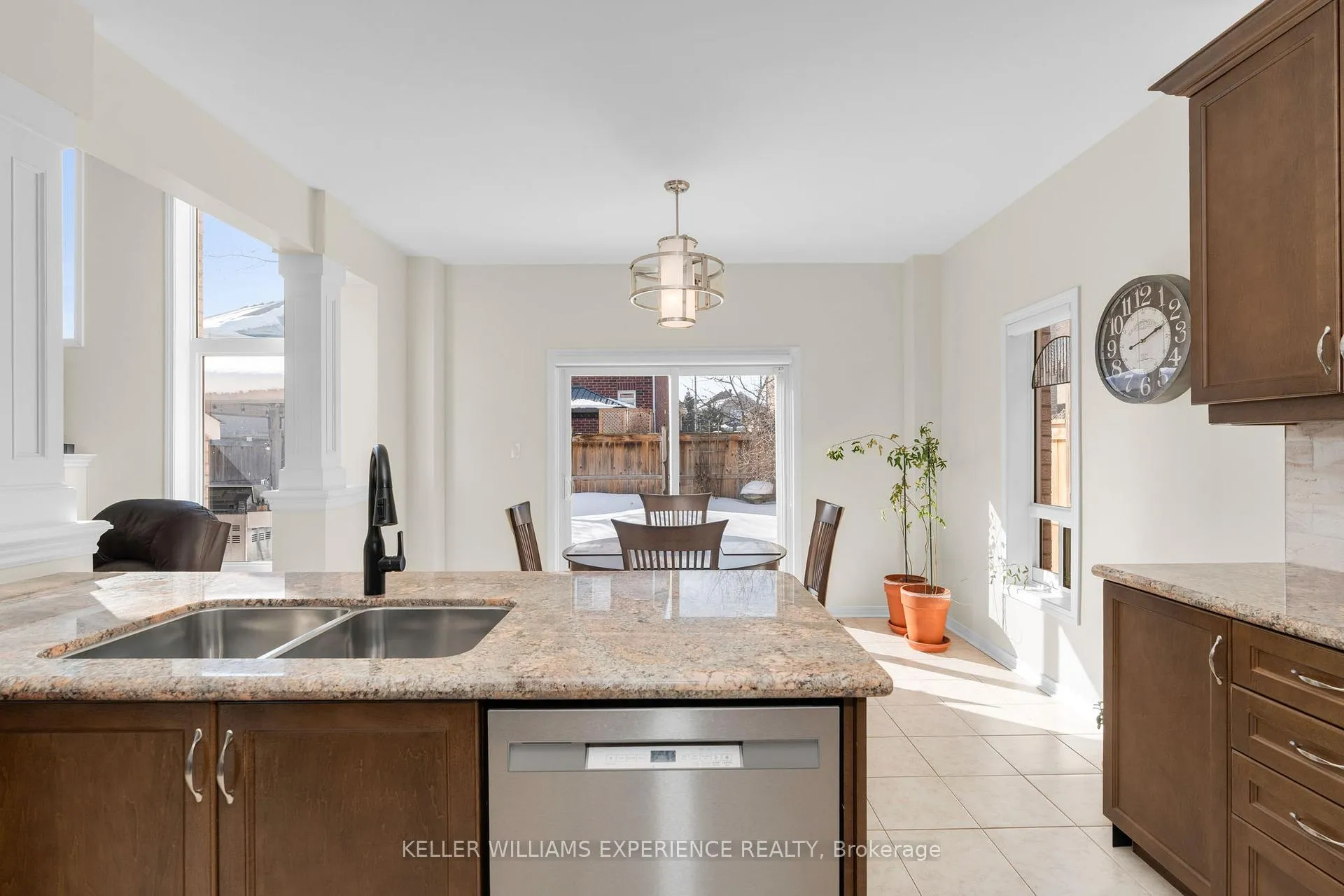 Photo 6 of 14 Charlemagne Avenue, Barrie, Innis-Shore — HOMEH