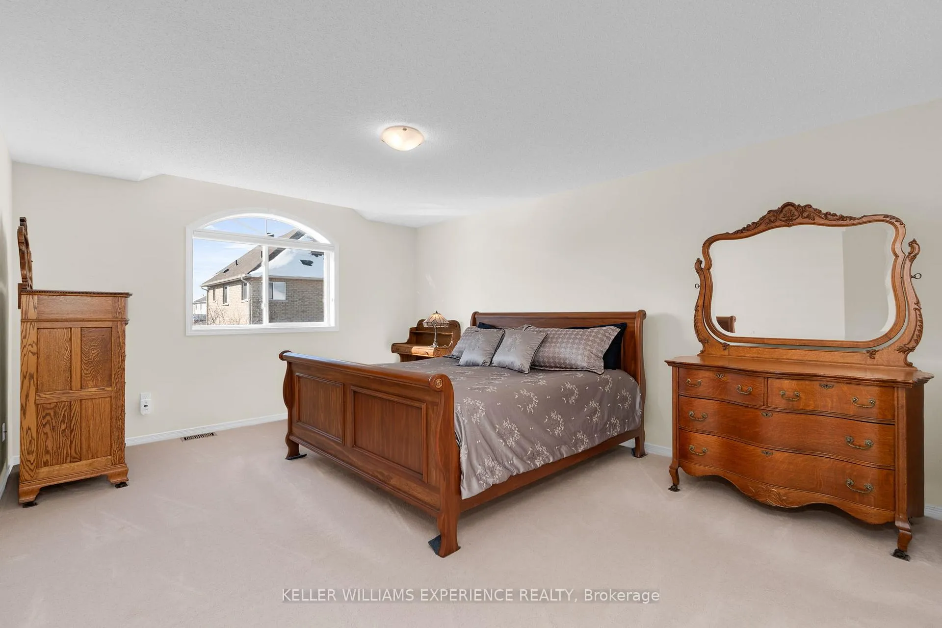 Photo 10 of 14 Charlemagne Avenue, Barrie, Innis-Shore — HOMEH