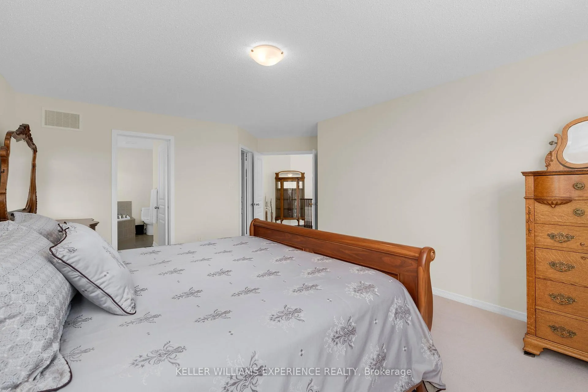 Photo 11 of 14 Charlemagne Avenue, Barrie, Innis-Shore — HOMEH