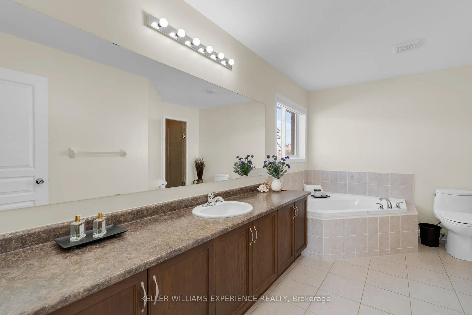 Photo 12 of 14 Charlemagne Avenue, Barrie, Innis-Shore — HOMEH