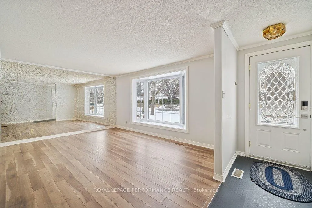 Photo 3 of 348 Amiens Street, Ottawa, Bilberry Creek/Queenswood Heights — HOMEH