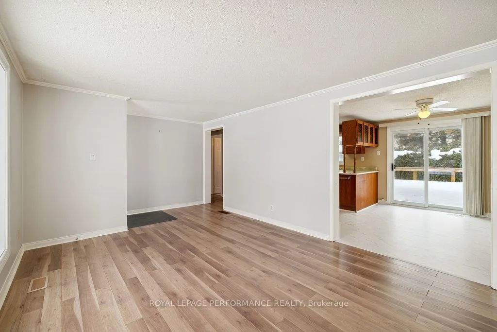 Photo 5 of 348 Amiens Street, Ottawa, Bilberry Creek/Queenswood Heights — HOMEH