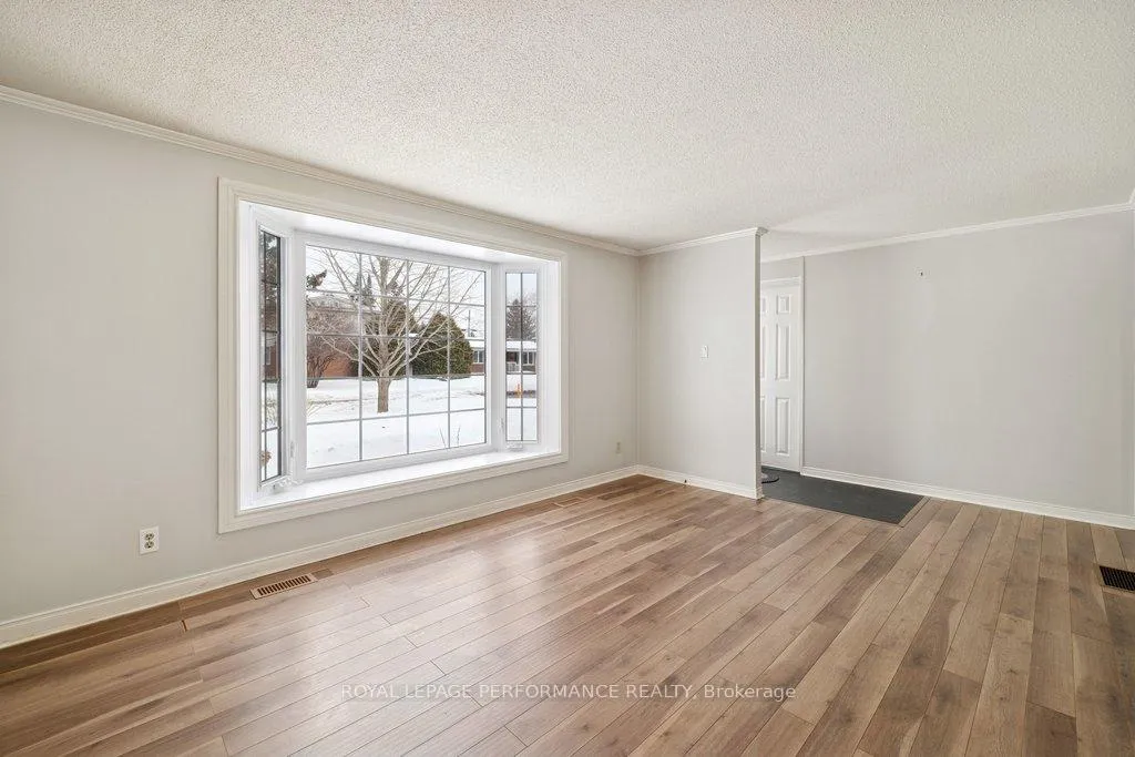 Photo 6 of 348 Amiens Street, Ottawa, Bilberry Creek/Queenswood Heights — HOMEH