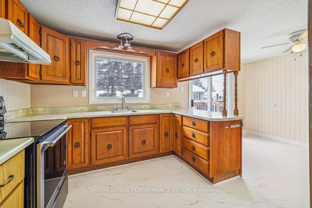 Photo 7 of 348 Amiens Street, Ottawa, Bilberry Creek/Queenswood Heights — HOMEH