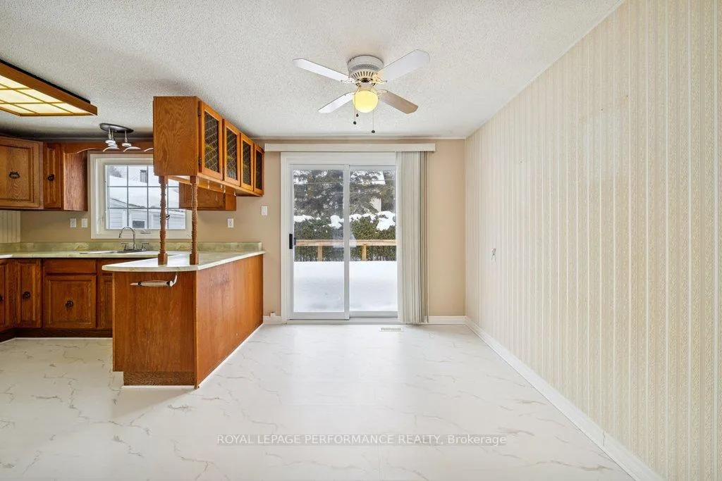 Photo 11 of 348 Amiens Street, Ottawa, Bilberry Creek/Queenswood Heights — HOMEH