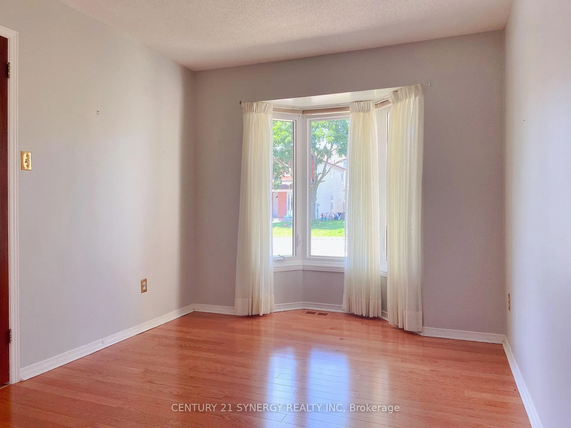 Photo 3 of 3457 Wyman Crescent, Ottawa, Windsor Park Village — HOMEH