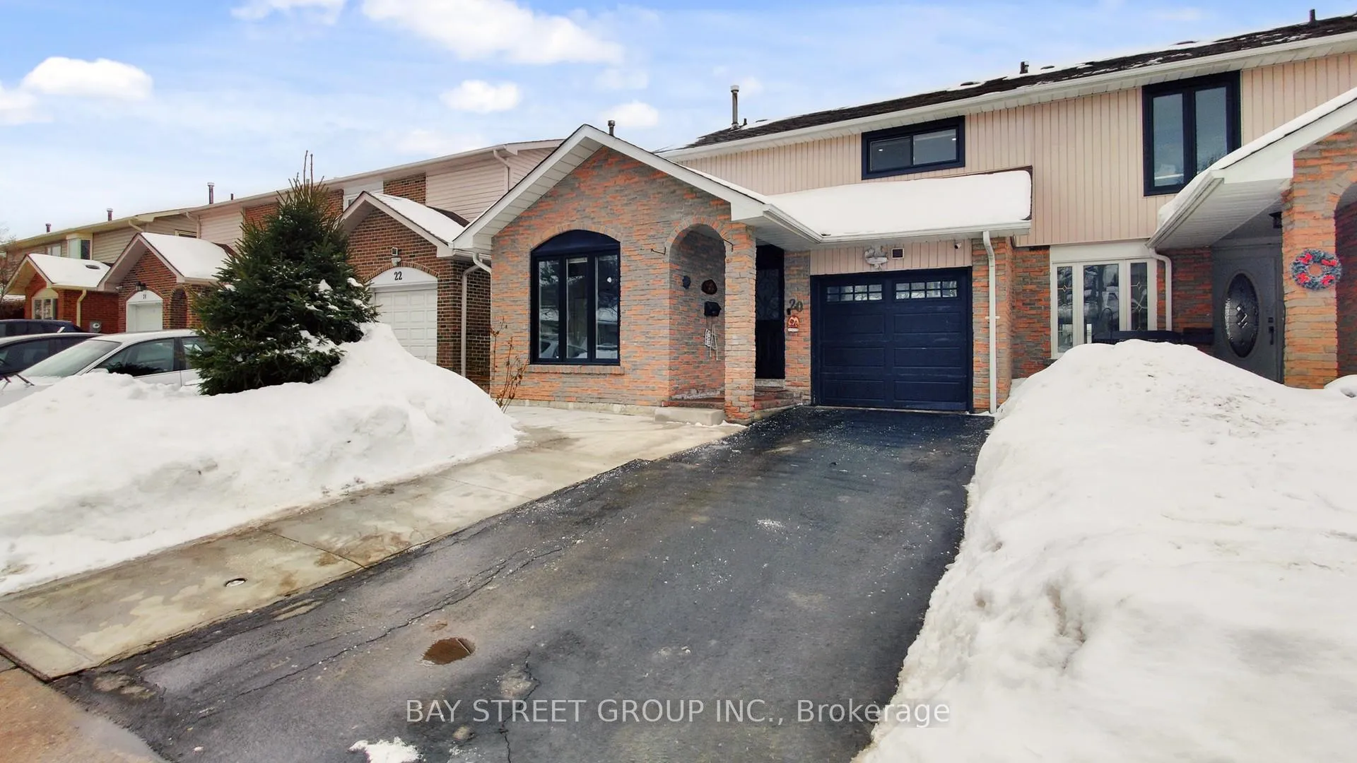 Photo 2 of 20 Camberley Crescent, Brampton, Brampton North — HOMEH
