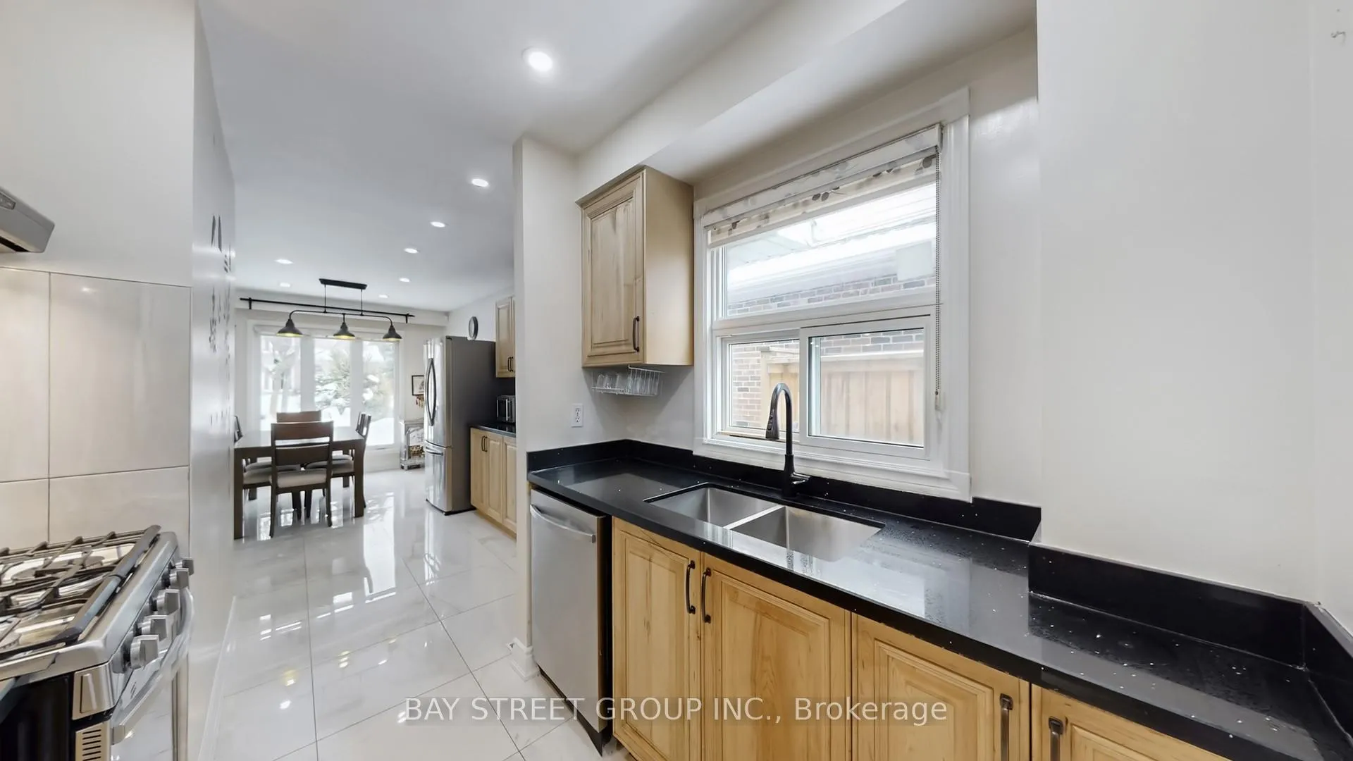 Photo 10 of 20 Camberley Crescent, Brampton, Brampton North — HOMEH