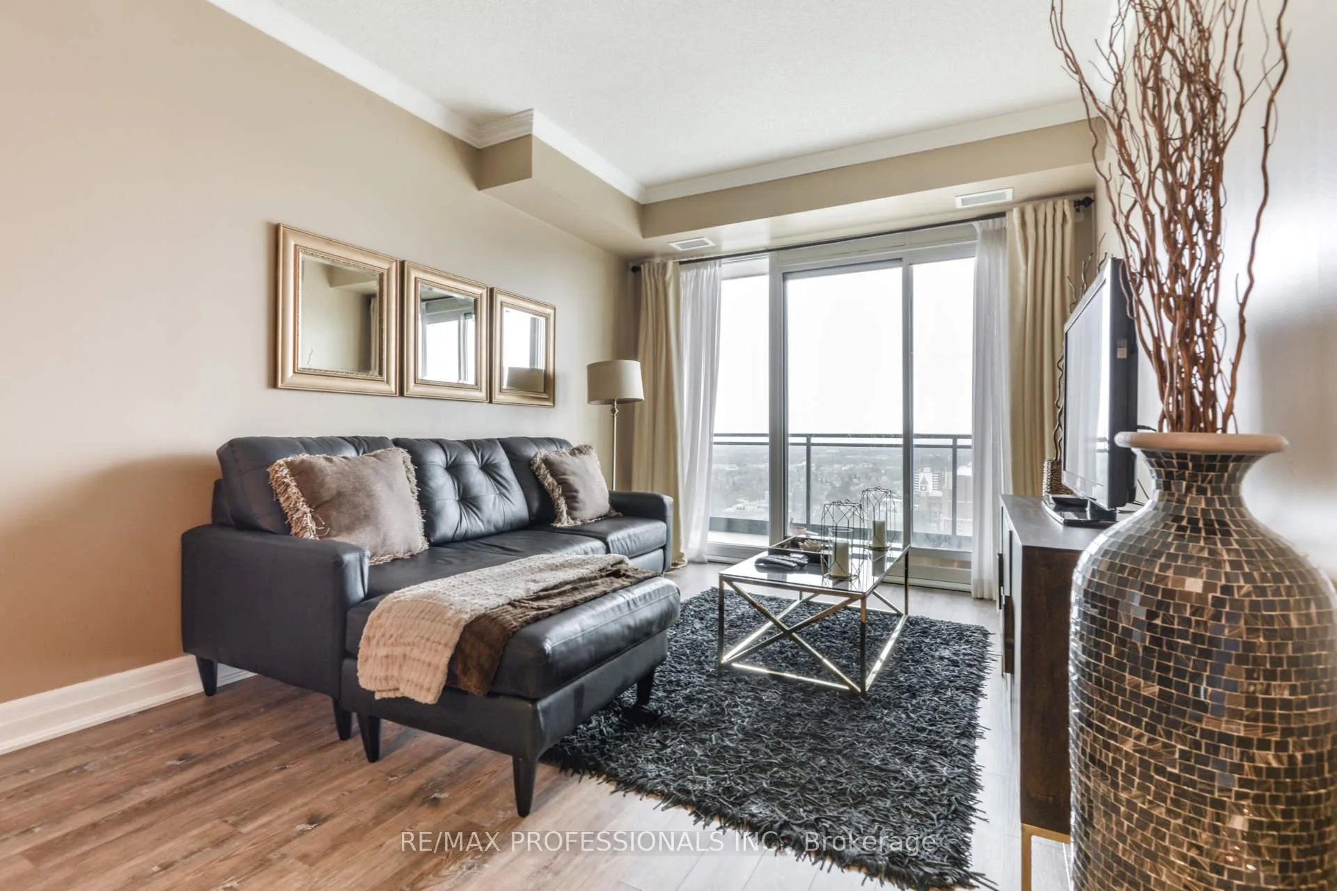 Photo 6 of Unit 2205, 100 John Street, Brampton, Downtown Brampton — HOMEH