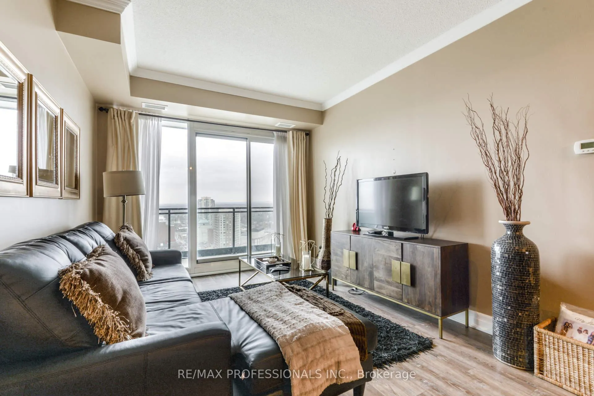 Photo 7 of Unit 2205, 100 John Street, Brampton, Downtown Brampton — HOMEH