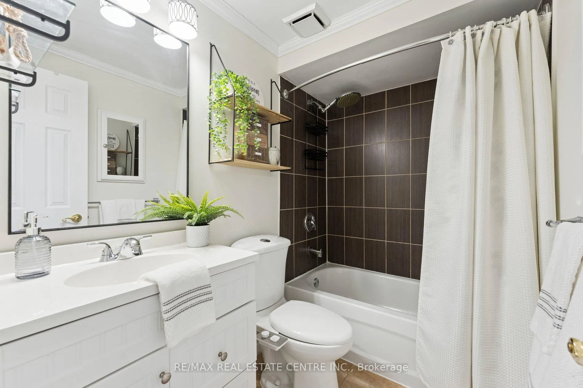Photo 33 of 14 Glenmanor Drive, Brampton, Heart Lake West — HOMEH