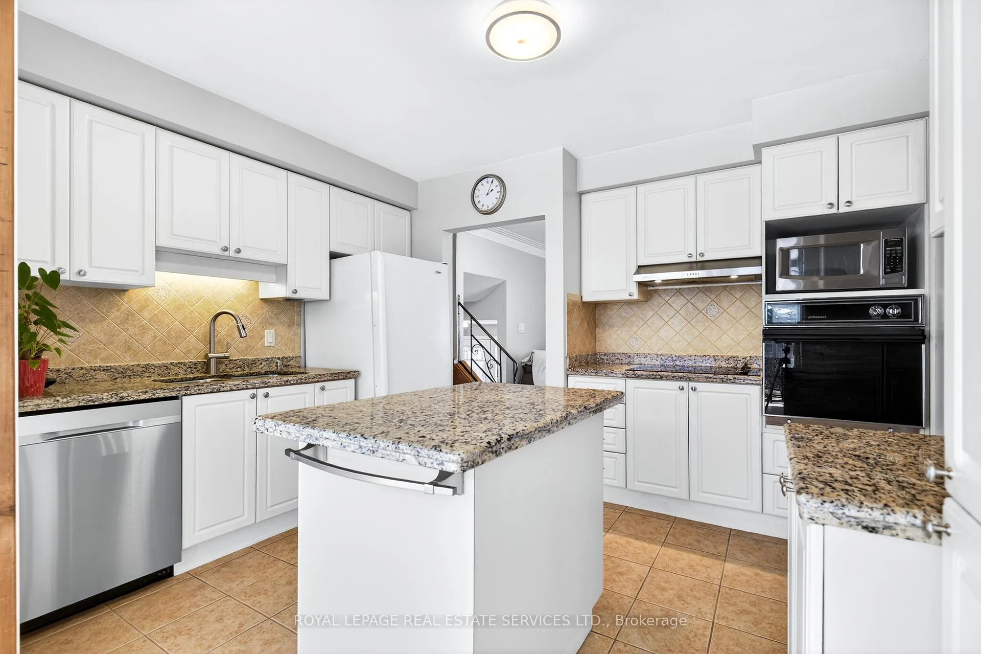 Photo 19 of 15 Belair Drive, Hamilton, Centremount — HOMEH