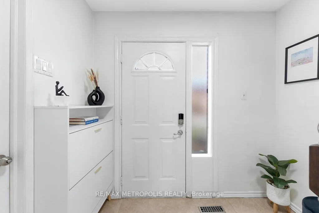 Photo 2 of 295 Fleetwood Crescent, Brampton, Southgate — HOMEH