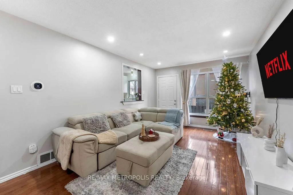 Photo 3 of 295 Fleetwood Crescent, Brampton, Southgate — HOMEH