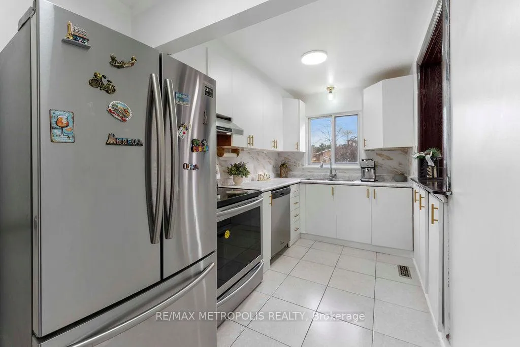 Photo 4 of 295 Fleetwood Crescent, Brampton, Southgate — HOMEH
