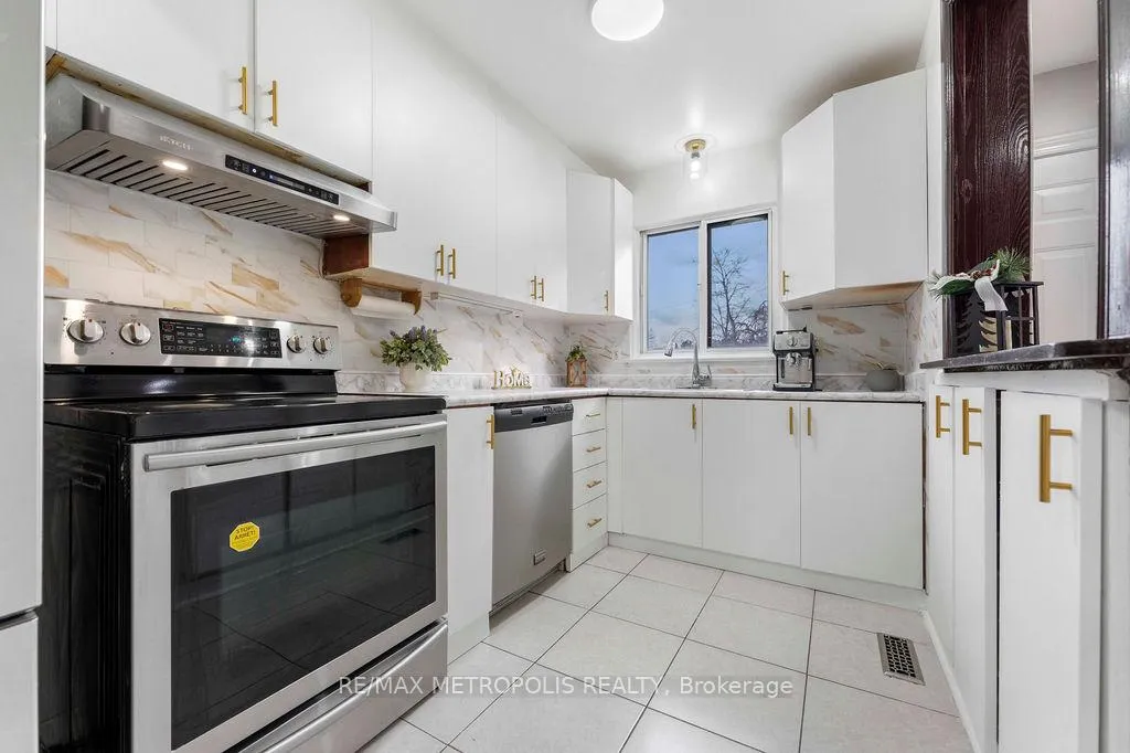 Photo 5 of 295 Fleetwood Crescent, Brampton, Southgate — HOMEH