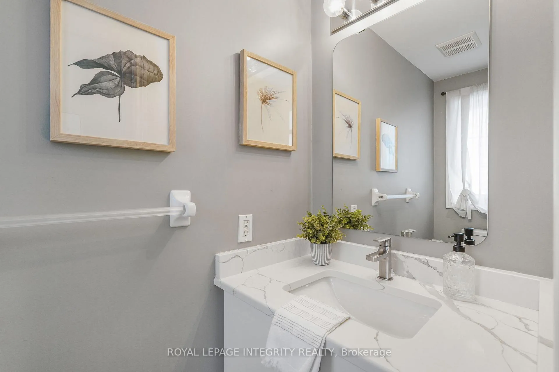 Photo 3 of 1033 Markwick Crescent, Ottawa, Notting Hill/Summerside — HOMEH