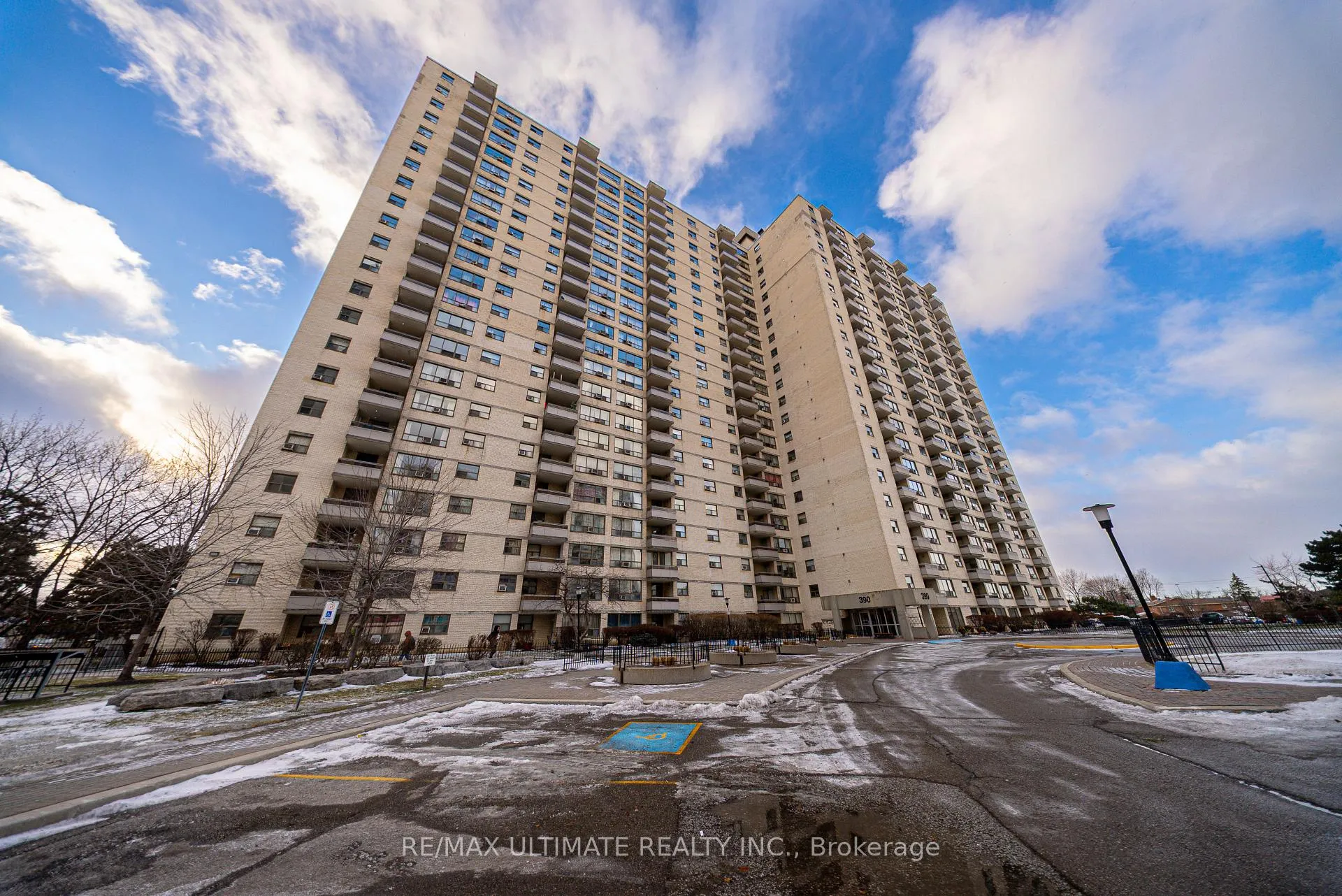 Photo 1 of Unit 909, 390 Dixon Road, Etobicoke, Kingsview Village-The Westway — HOMEH