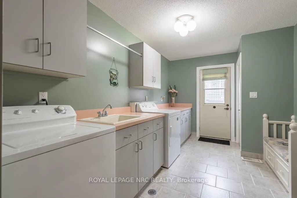 Photo 20 of 83 First Street Louth, St. Catharines, Grapeview — HOMEH
