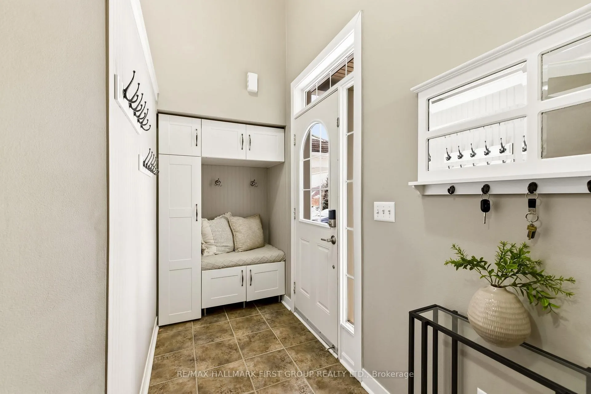 Photo 4 of 27 Keeler Crescent, Clarington, Bowmanville — HOMEH