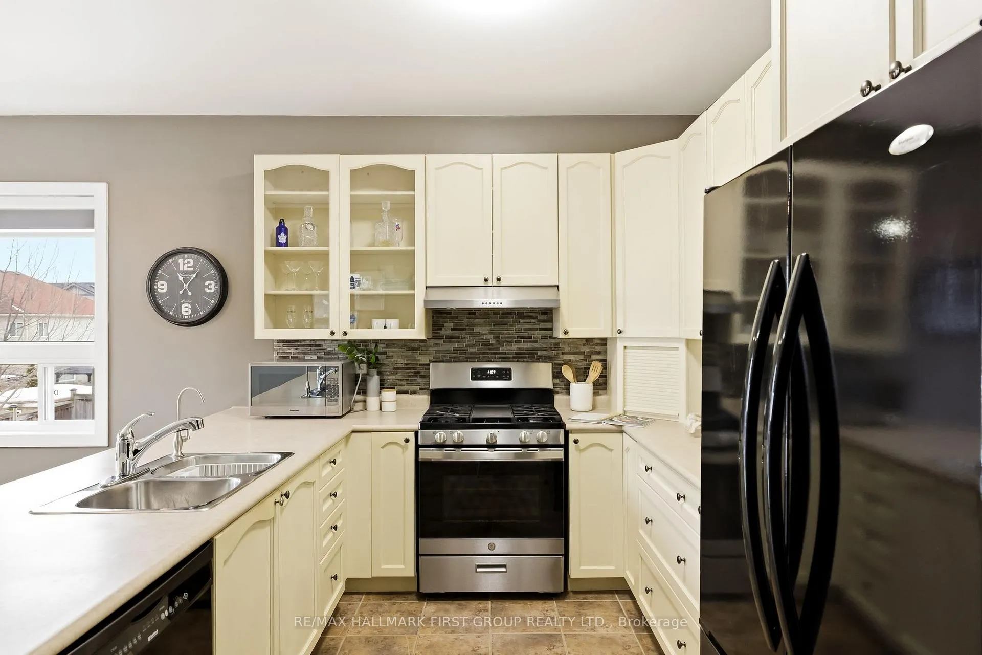 Photo 12 of 27 Keeler Crescent, Clarington, Bowmanville — HOMEH