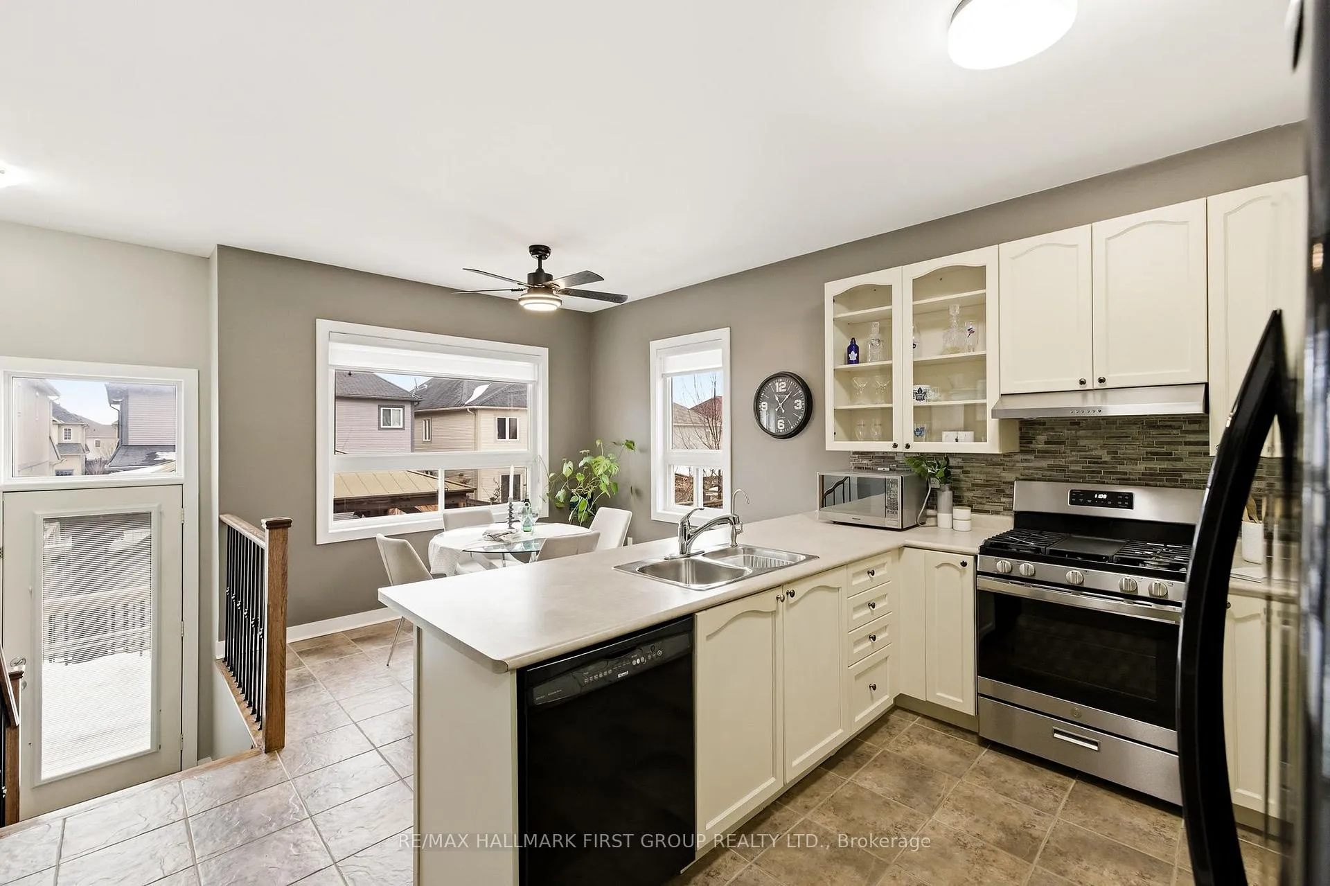 Photo 14 of 27 Keeler Crescent, Clarington, Bowmanville — HOMEH