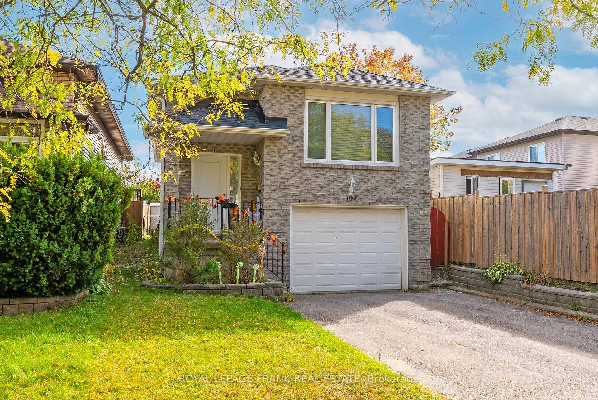 Photo 1 of 102 Turnberry Crescent, Clarington, Courtice — HOMEH