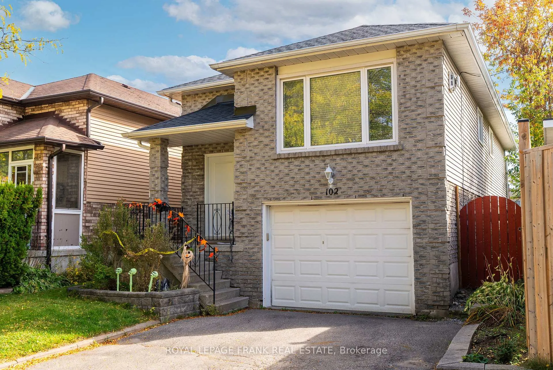 Photo 2 of 102 Turnberry Crescent, Clarington, Courtice — HOMEH