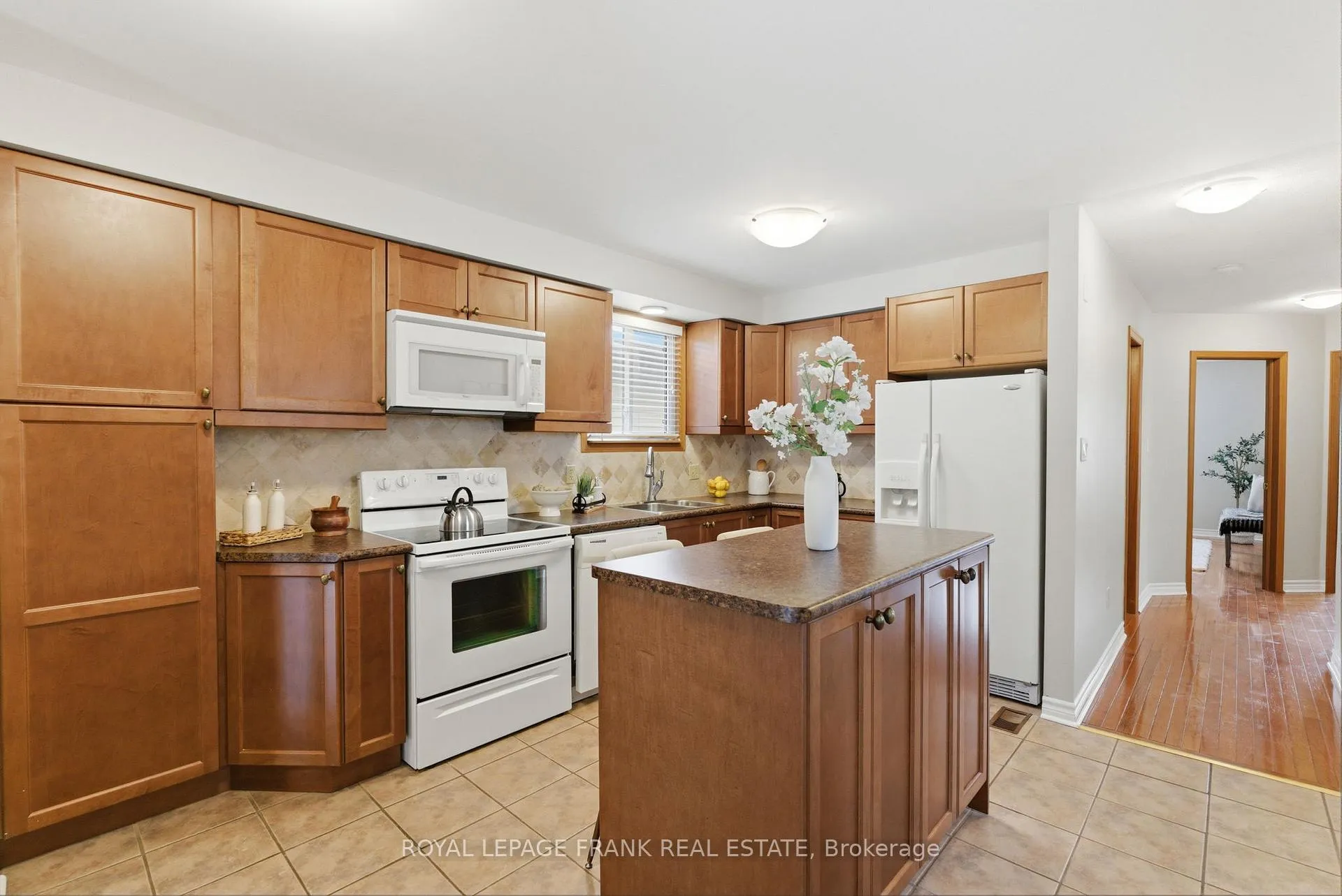 Photo 3 of 102 Turnberry Crescent, Clarington, Courtice — HOMEH