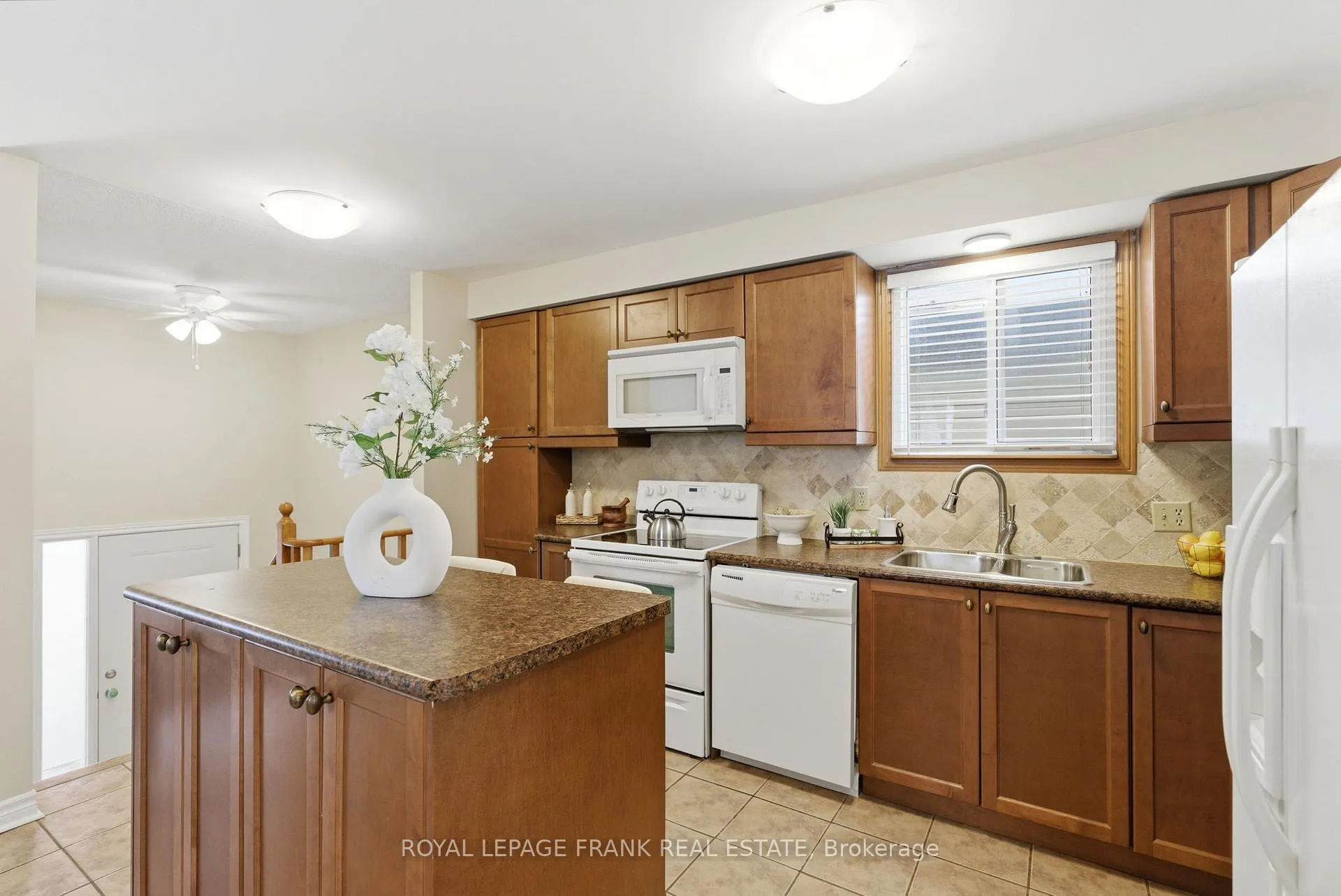 Photo 5 of 102 Turnberry Crescent, Clarington, Courtice — HOMEH