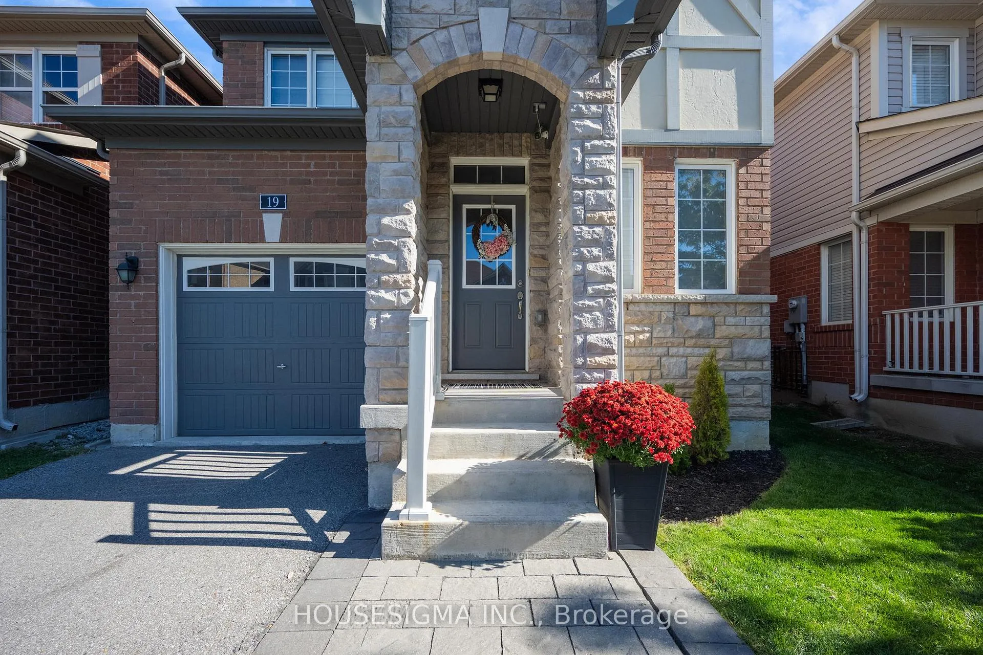 Photo 2 of 19 Seafair Crescent, Brampton, Fletcher's West — HOMEH