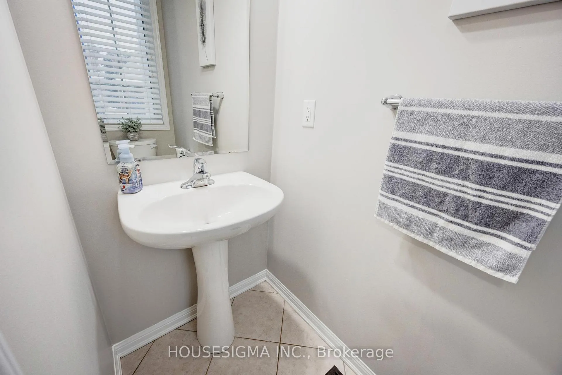 Photo 4 of 19 Seafair Crescent, Brampton, Fletcher's West — HOMEH