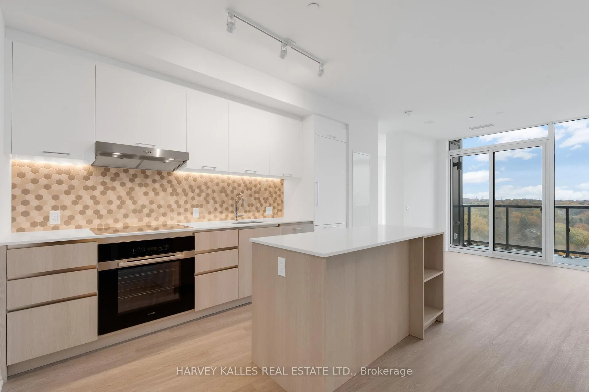 Photo 4 of Unit 911, 8188 Yonge Street, Vaughan, Uplands — HOMEH