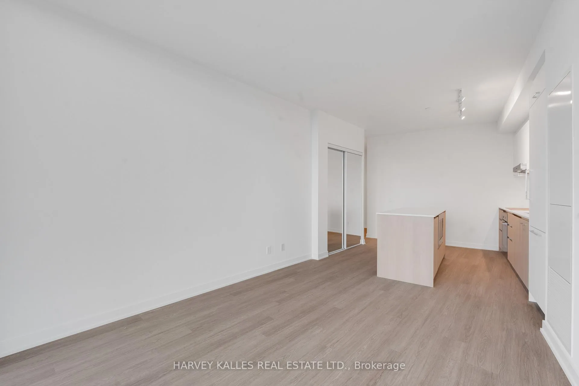 Photo 6 of Unit 911, 8188 Yonge Street, Vaughan, Uplands — HOMEH