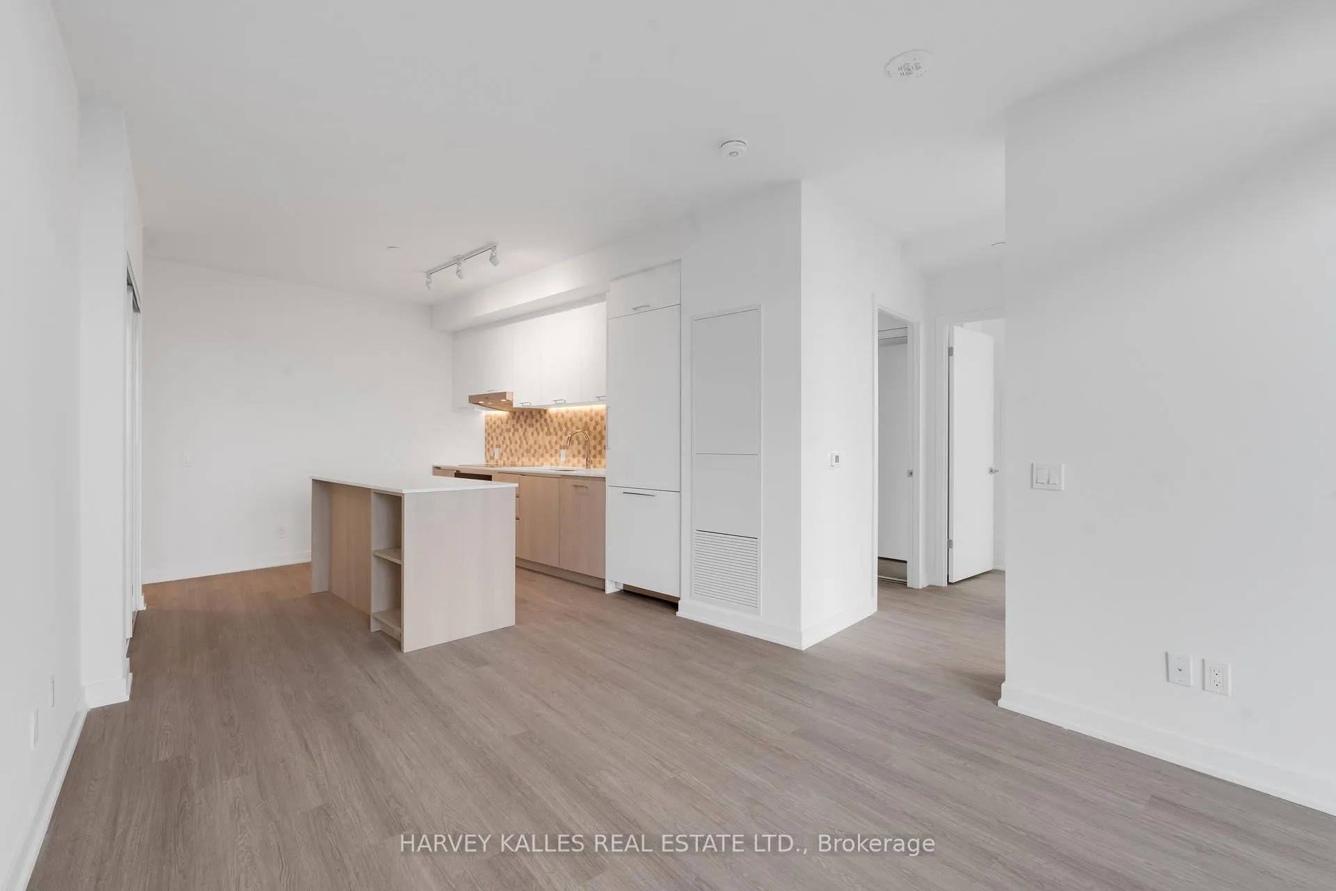 Photo 7 of Unit 911, 8188 Yonge Street, Vaughan, Uplands — HOMEH