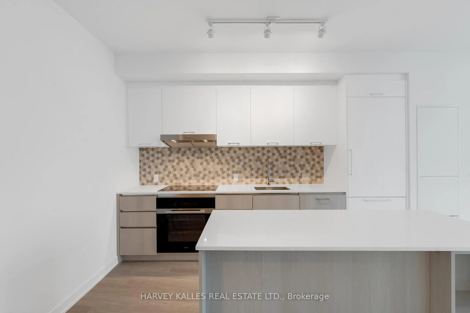 Photo 10 of Unit 911, 8188 Yonge Street, Vaughan, Uplands — HOMEH
