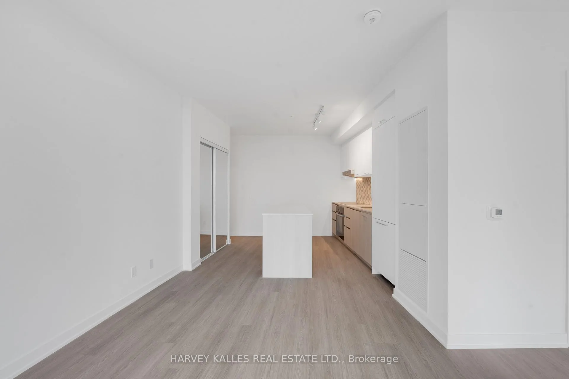 Photo 12 of Unit 911, 8188 Yonge Street, Vaughan, Uplands — HOMEH