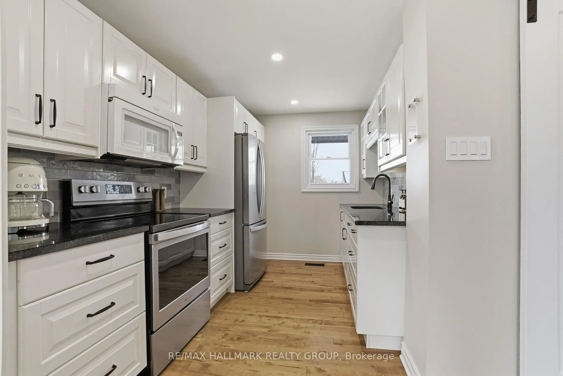 Photo 4 of 24 Binscarth Crescent, Ottawa, Kanata - Glencairn/Hazeldean — HOMEH