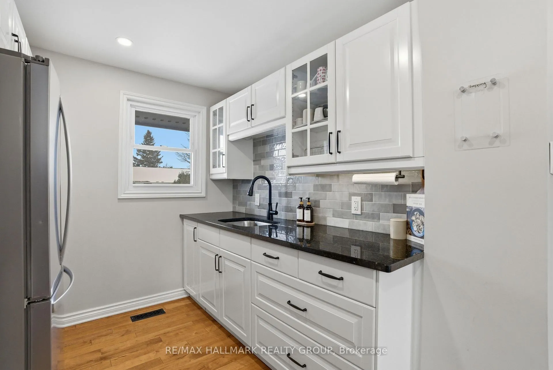 Photo 5 of 24 Binscarth Crescent, Ottawa, Kanata - Glencairn/Hazeldean — HOMEH