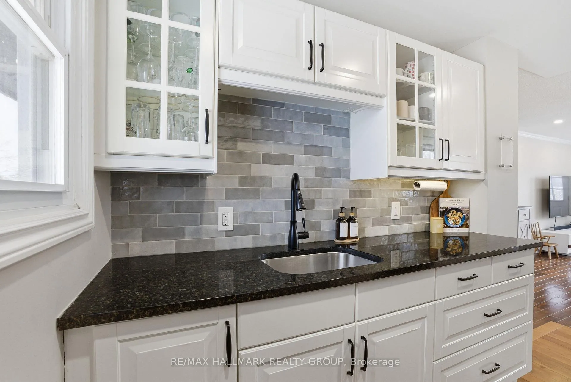 Photo 7 of 24 Binscarth Crescent, Ottawa, Kanata - Glencairn/Hazeldean — HOMEH