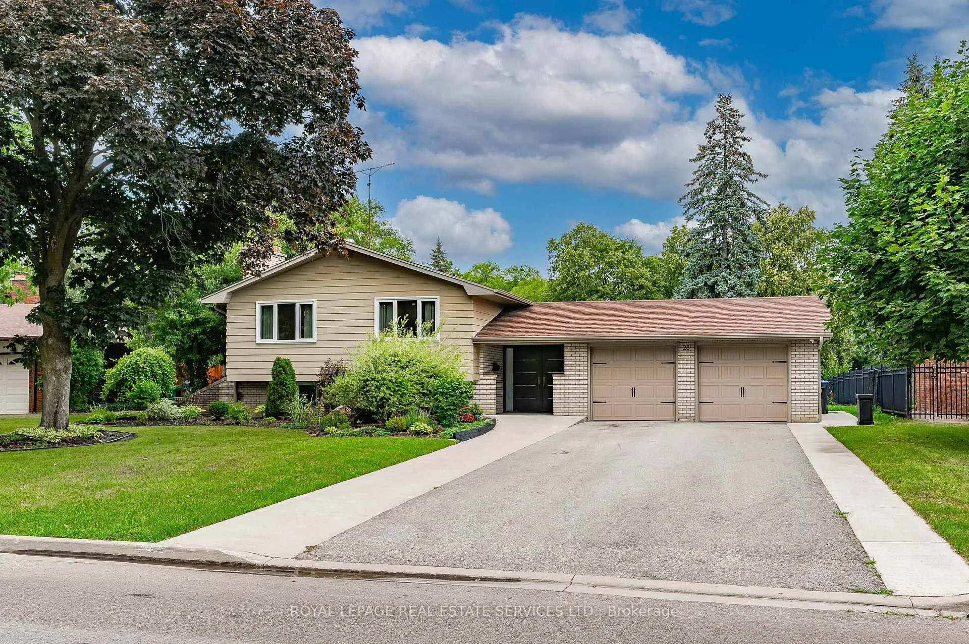Photo 3 of 23 Hillside Drive, Brampton, Westgate — HOMEH